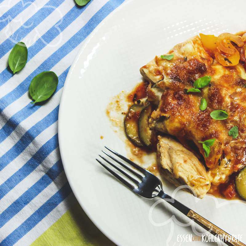 Überbackenes Hähnchen auf Gemüse