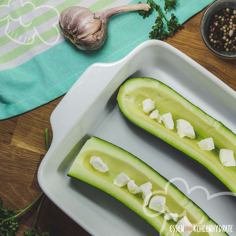 Gefüllte Zucchini mit Ziegenkäse - Essen ohne Kohlenhydrate