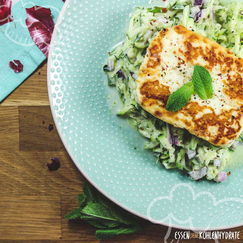 Halloumi auf Zucchinisalat