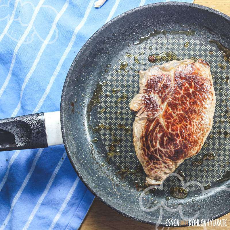 Steak mit Spinatpesto - Essen ohne Kohlenhydrate