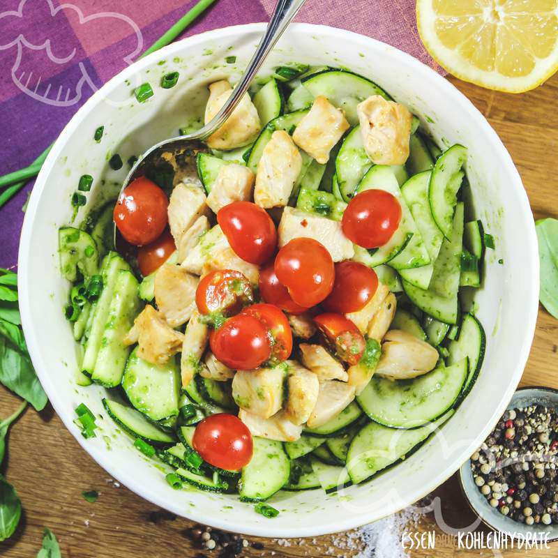 Zucchinisalat mit Hähnchen