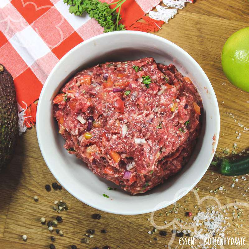 Brotloser Burger mit Avocado-Salsa