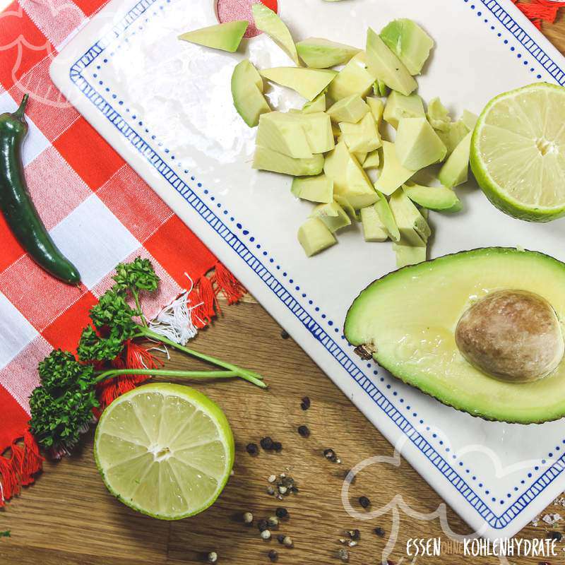 Brotloser Burger mit Avocado-Salsa