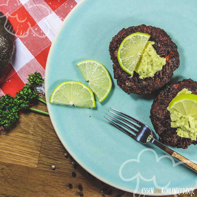 Brotloser Burger mit Avocado-Salsa