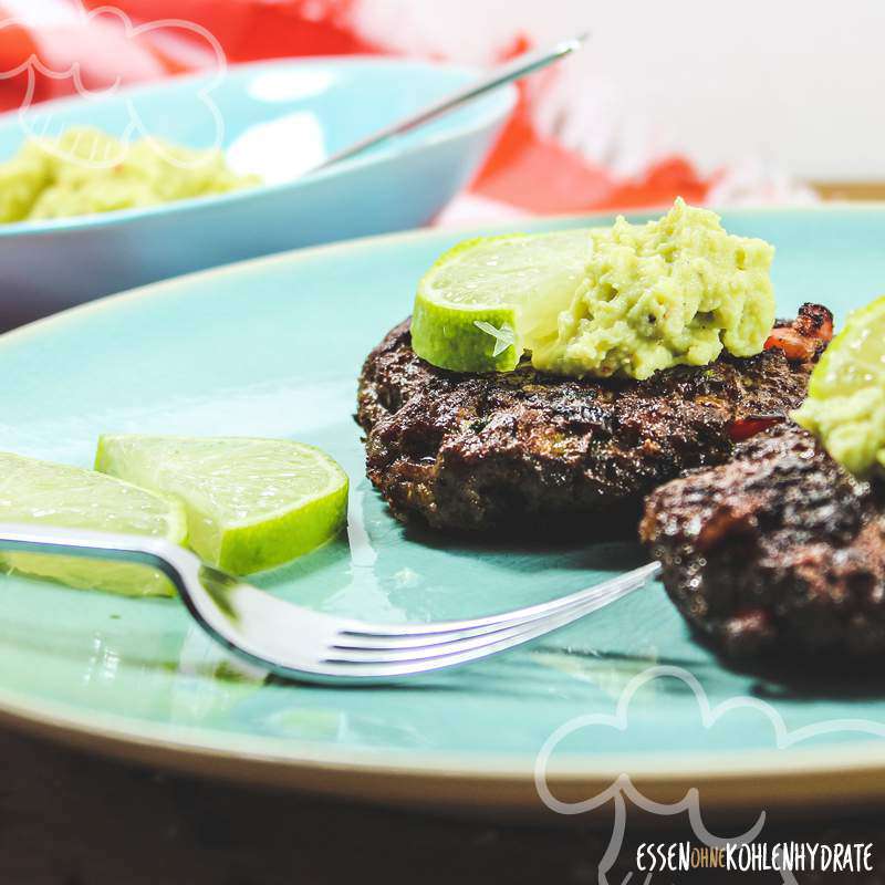 Brotloser Burger mit Avocado-Salsa