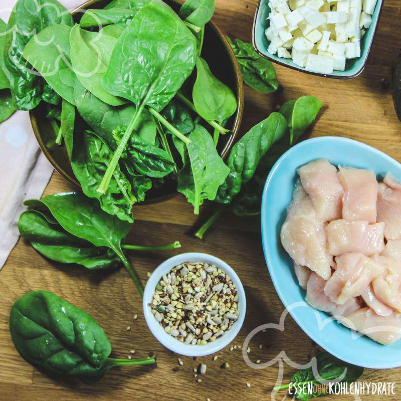 Spinatsalat mit Hähnchen - Essen ohne Kohlenhydrate