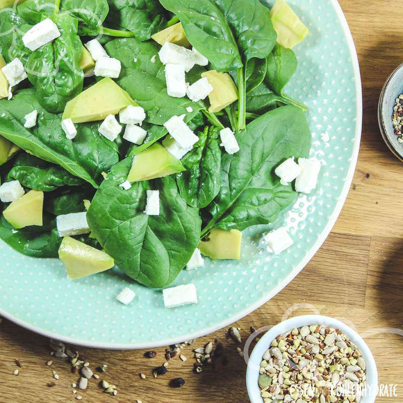 Spinatsalat mit Hähnchen - Essen ohne Kohlenhydrate