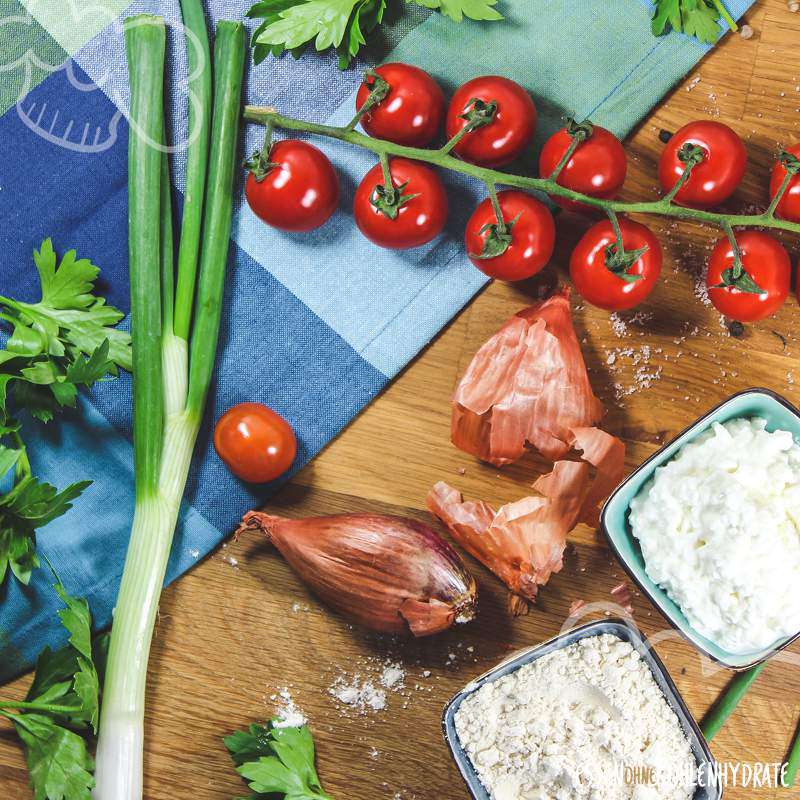 Hüttenkäsetaler mit Tomaten