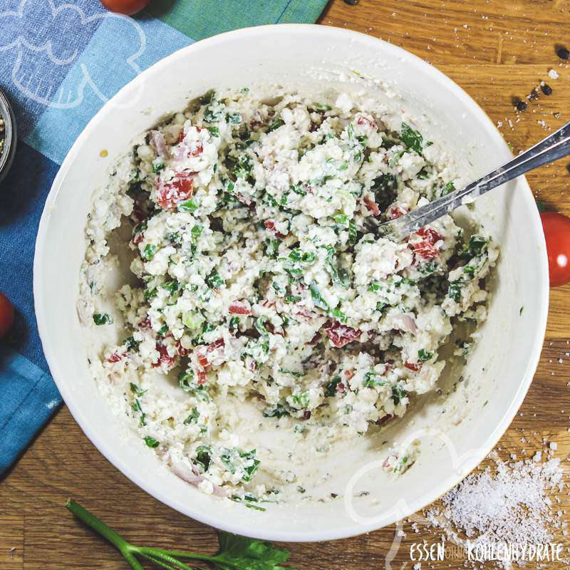 Hüttenkäsetaler mit Tomaten