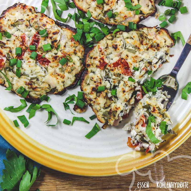 Hüttenkäsetaler mit Tomaten