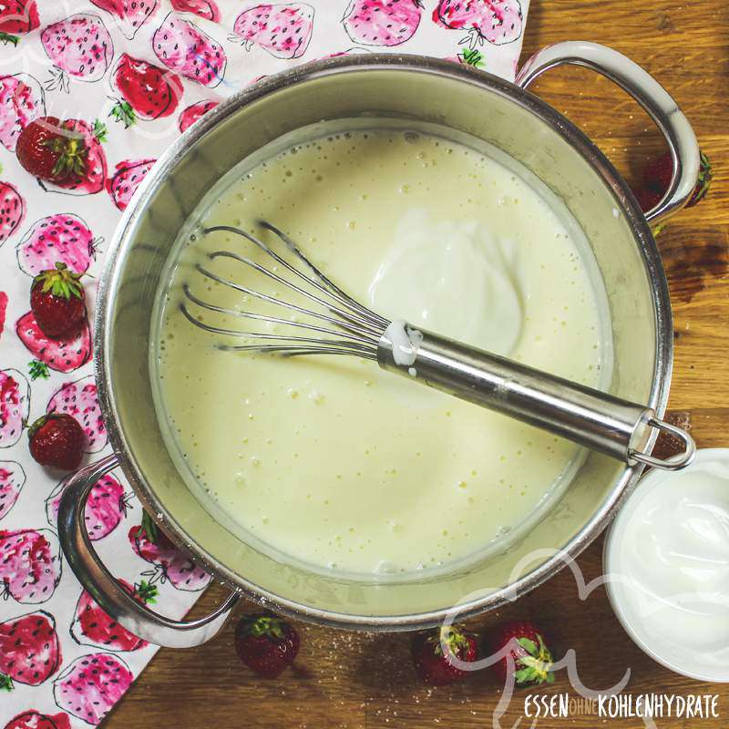 Joghurt-Panna Cotta mit Erdbeersoße