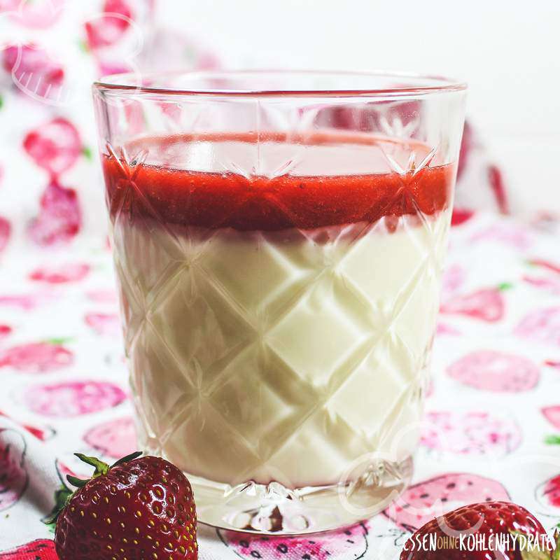 Joghurt-Panna Cotta mit Erdbeersoße