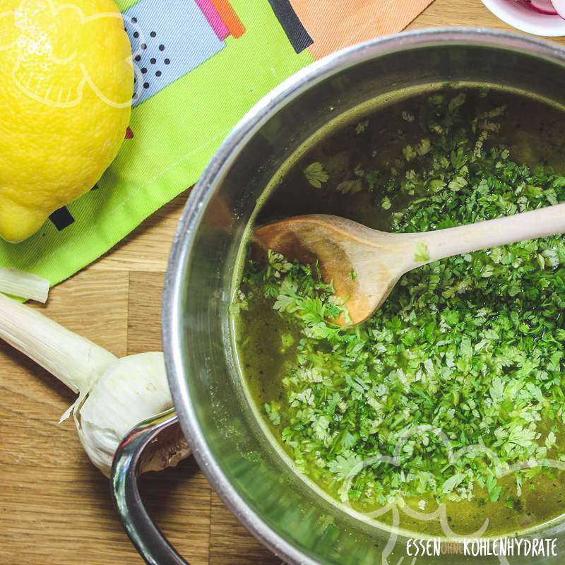 Kerbelsuppe mit Radieschen