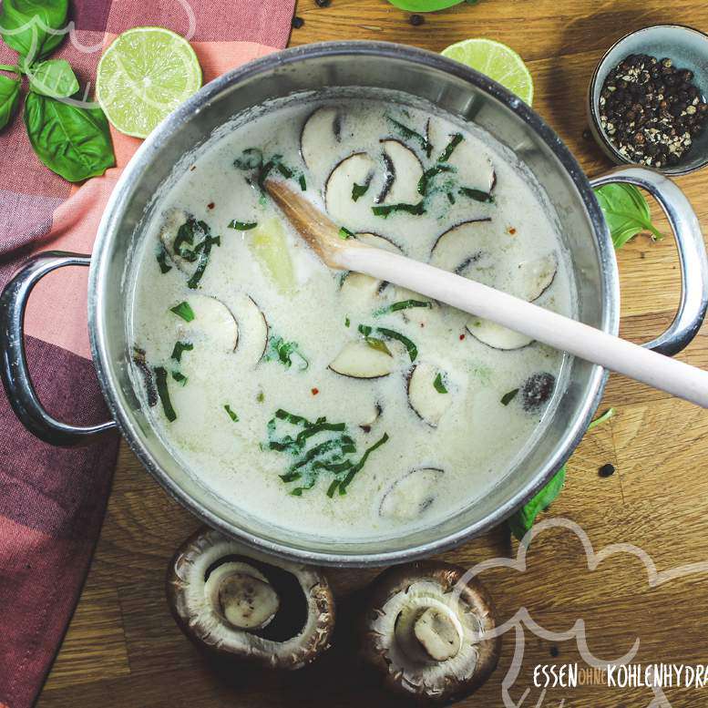 Kokos-Suppe mit Spargel