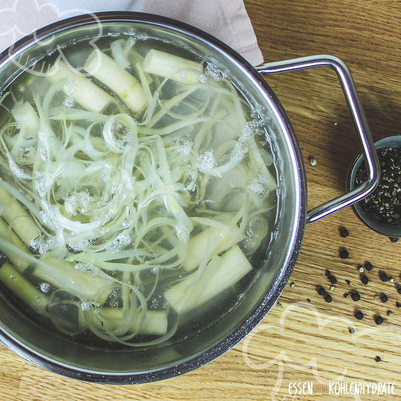 Spargelsuppe mit Schinken