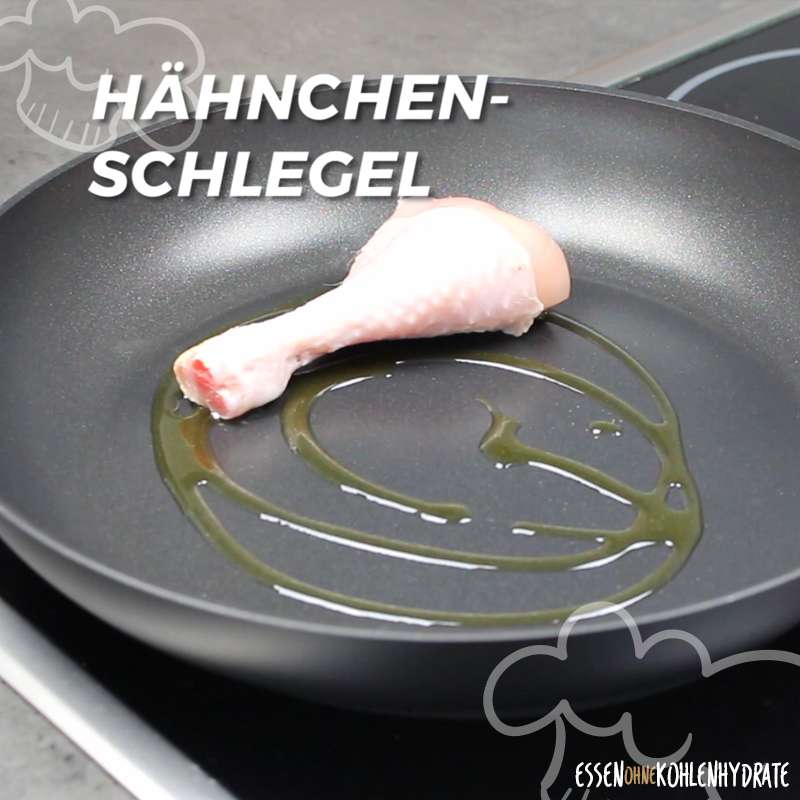 Hähnchenschlegel auf frischem Gemüse