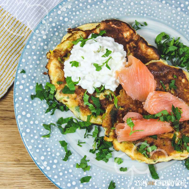 Gemüse-Pancakes mit Lachs