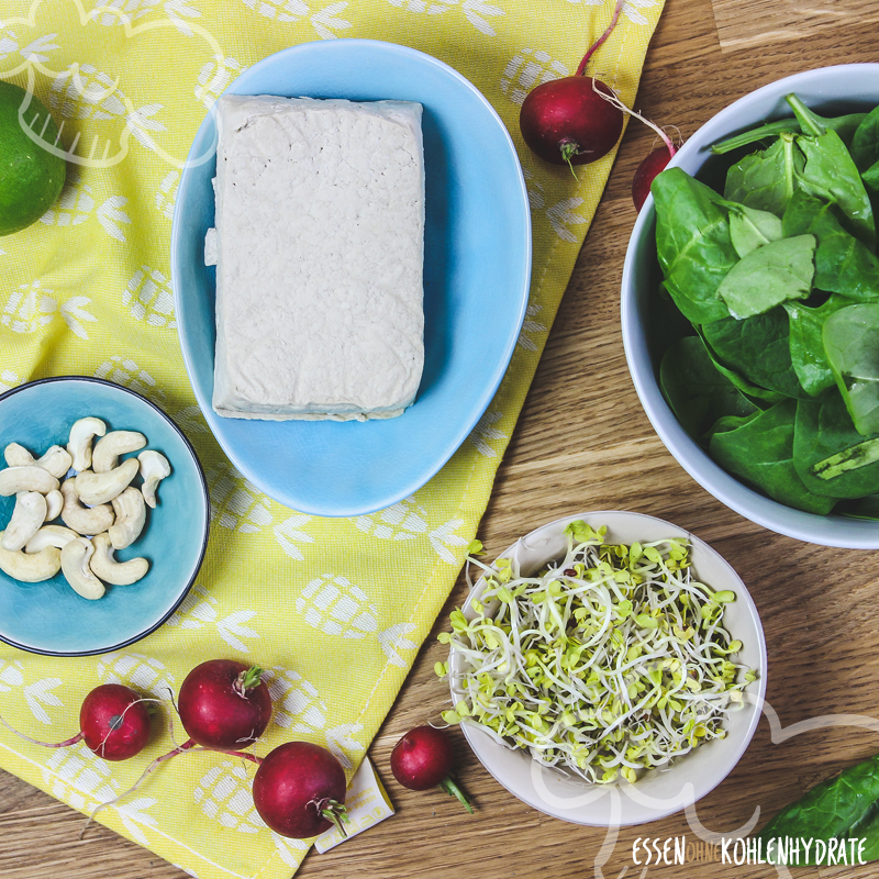 Spinatsalat mit knusprigem Tofu