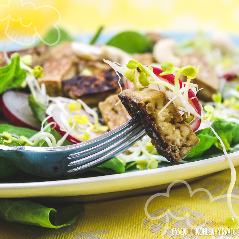 Spinatsalat mit knusprigem Tofu