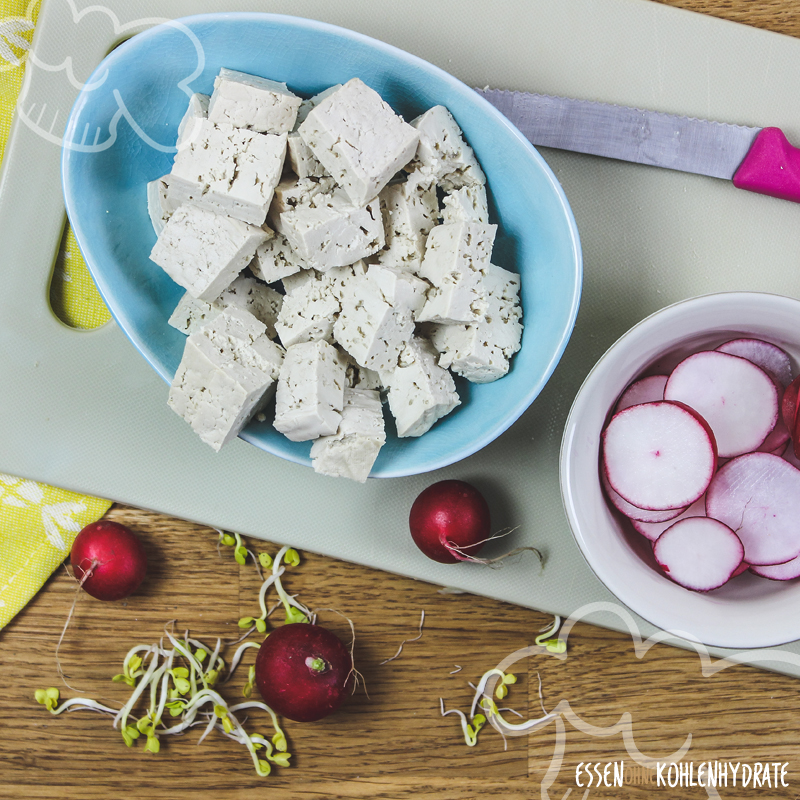 Spinatsalat mit knusprigem Tofu