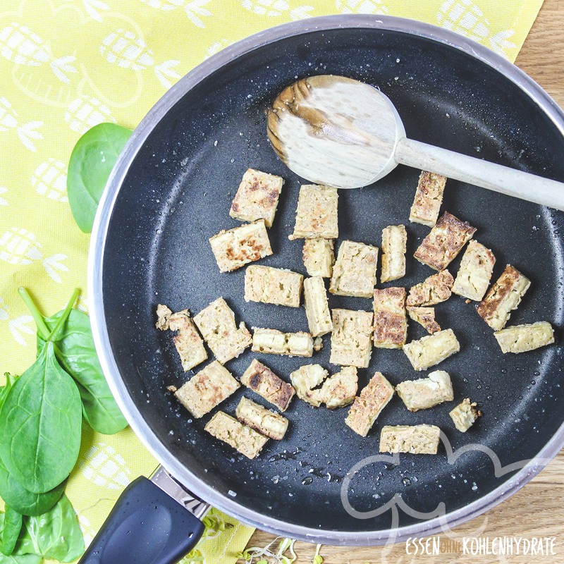 Spinatsalat mit knusprigem Tofu