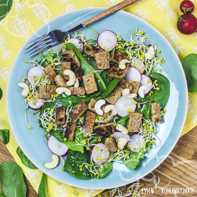 Spinatsalat mit knusprigem Tofu