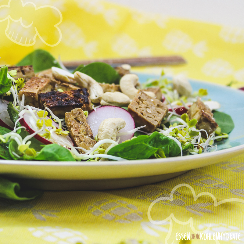 Spinatsalat mit knusprigem Tofu