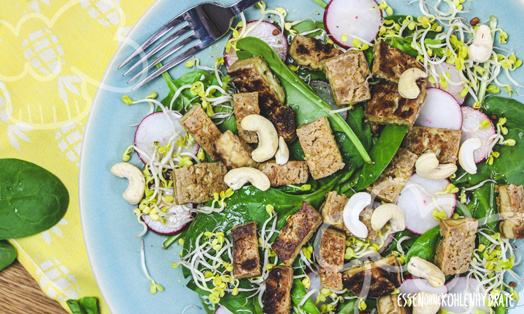 Spinatsalat mit knusprigem Tofu