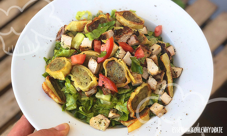 Putensalat mit gebratenen Maultaschen