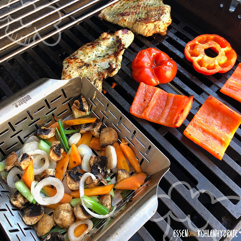 Sommersalat mit Zutaten auf dem Grill