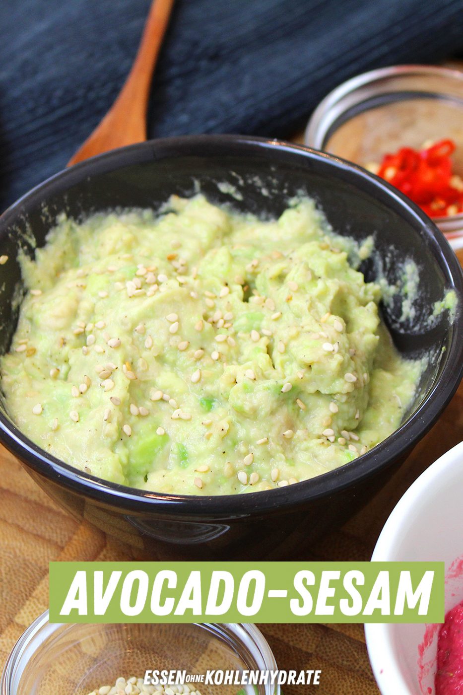 Humus-Avocado-Dip mit Sesam