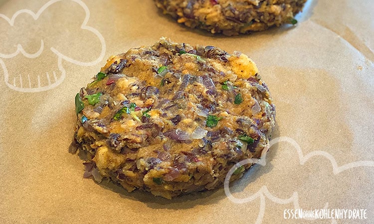 Vegetarischer Burger aus schwarzen Bohnen - Essen ohne Kohlenhydrate