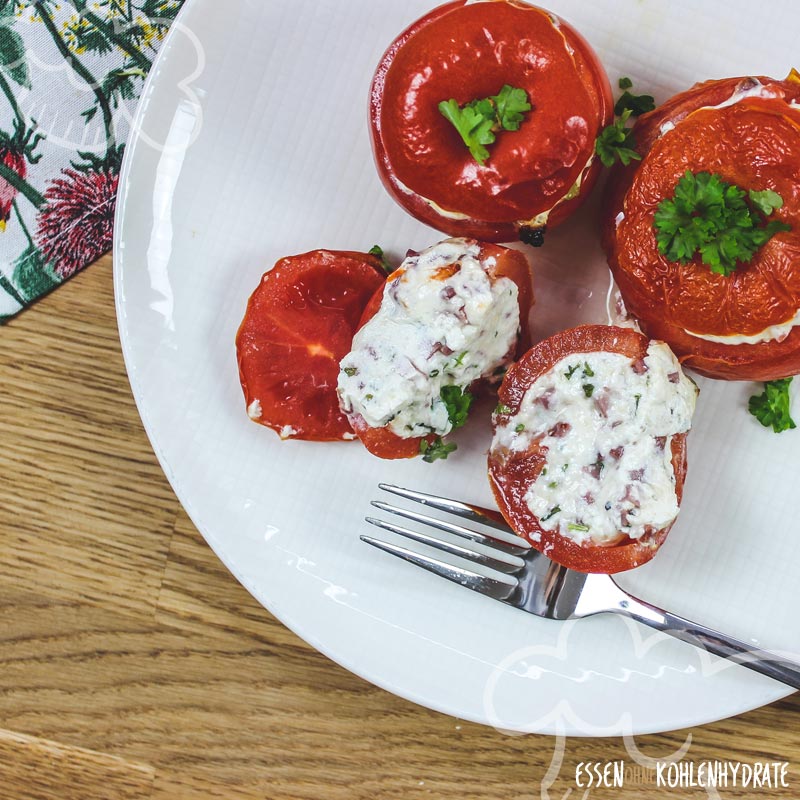 Gefüllte Tomaten mit Speck - Essen ohne Kohlenhydrate