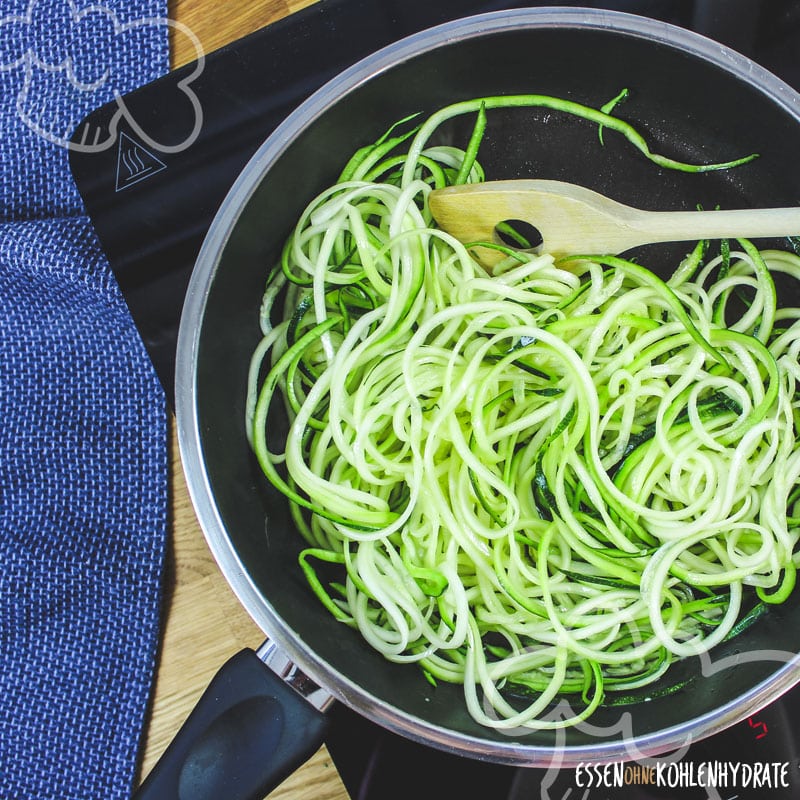 Zucchini-Nudeln mit Pesto - Essen ohne Kohlenhydrate