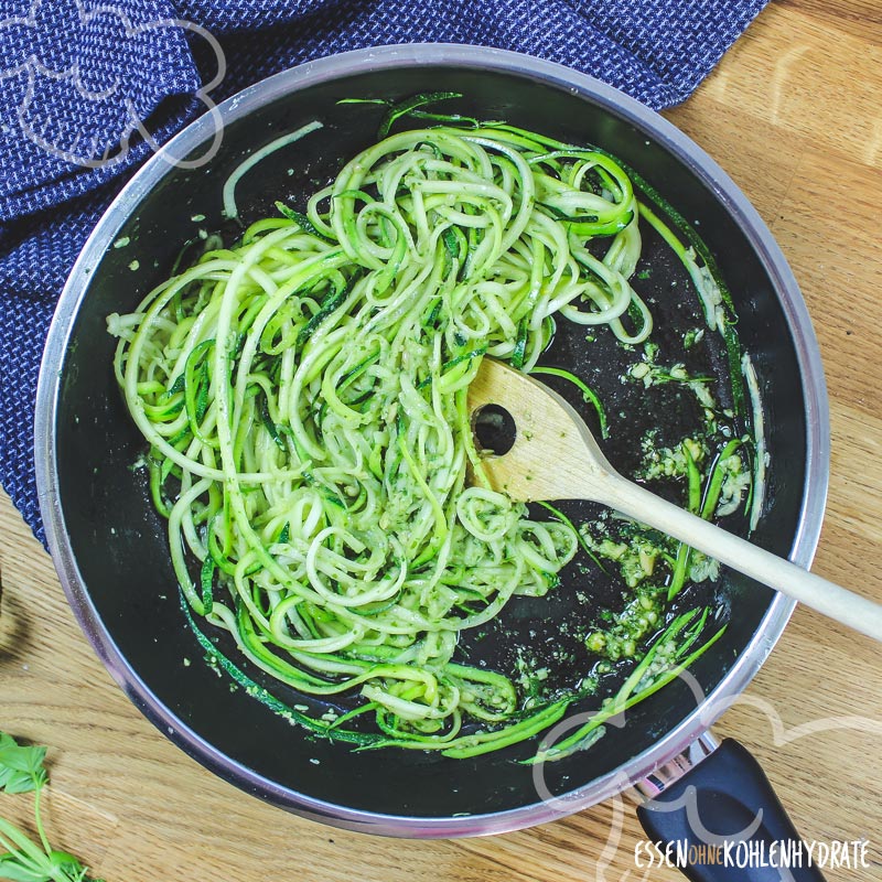 Zucchini-Nudeln mit Pesto - Essen ohne Kohlenhydrate