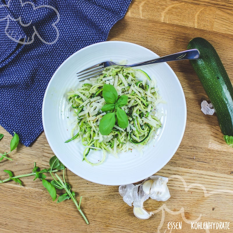 Zucchini-Nudeln mit Pesto - Essen ohne Kohlenhydrate