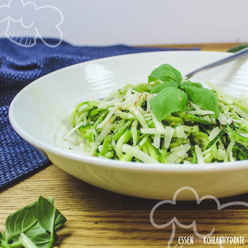 Zucchini-Nudeln mit Pesto - Essen ohne Kohlenhydrate