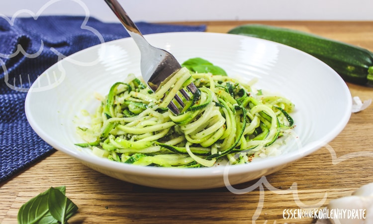 Zucchini-Nudeln mit Pesto - Essen ohne Kohlenhydrate