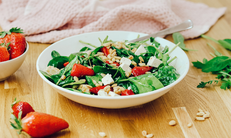 Salat mit Erdbeeren